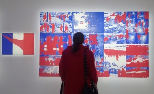 אישה מתבוננת בפרשנות של פרומנגר לדגל צרפת, מרכז פומפידו